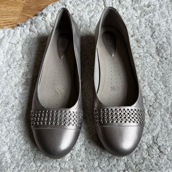 Ecco: Slip On Muted Metallic Gun Metal Studded Vamp Slip On Ballerina Flats - Picture 2 of 10